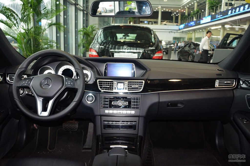 【 奔驰e级高清图片】_2015款 e320l 运动型 4matic_黑色_内饰_搜狐