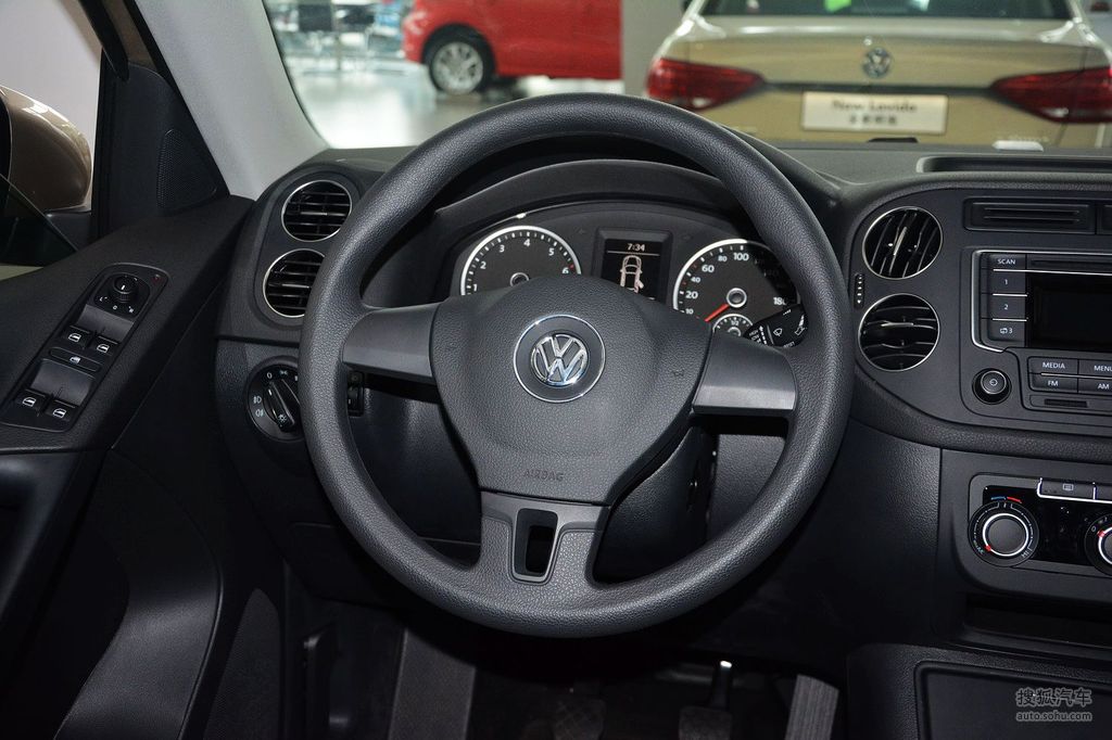 2015款大众途观18tsi手动两驱风尚版方向盘