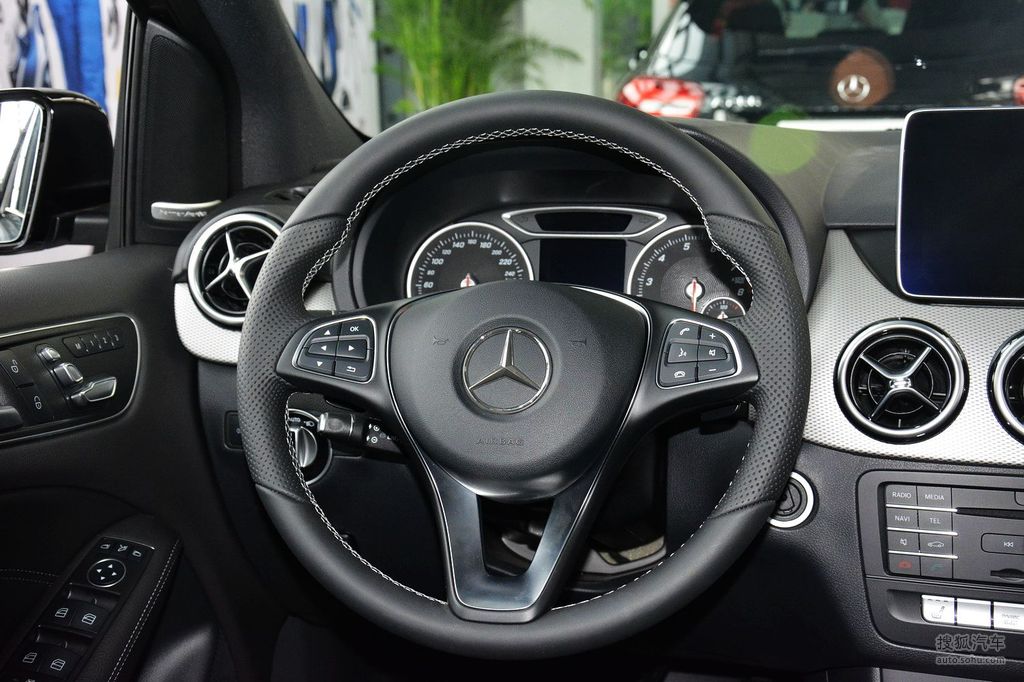 【 奔驰b级高清图片】_2015款 b 200 豪华型_黑色artico真皮_内饰