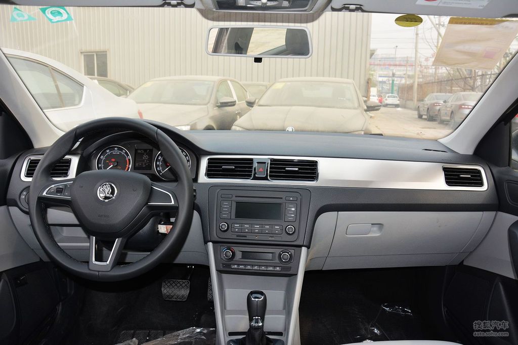 左 右→外观(37)内饰(66)空间(8)底盘/动力(12)浅色内饰斯柯达昕锐