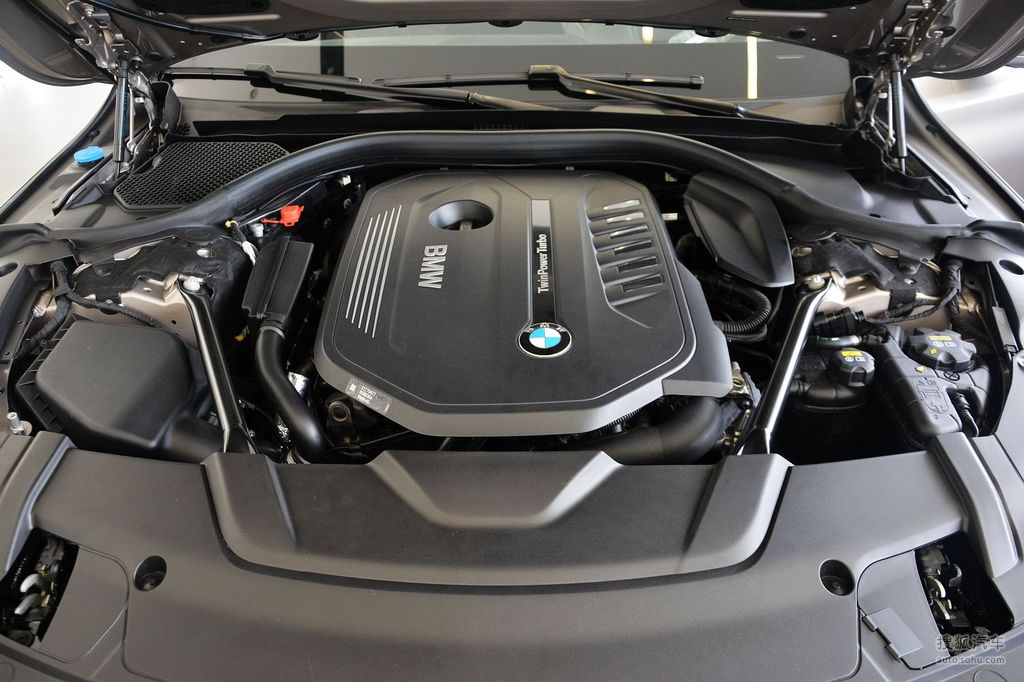 2016款宝马740li豪华型发动机特写提示支持键盘翻页左右