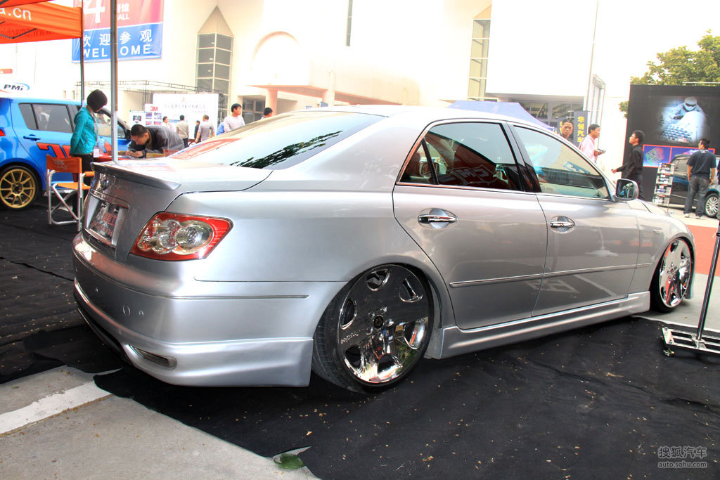 2009款丰田锐志低趴vip风格改装