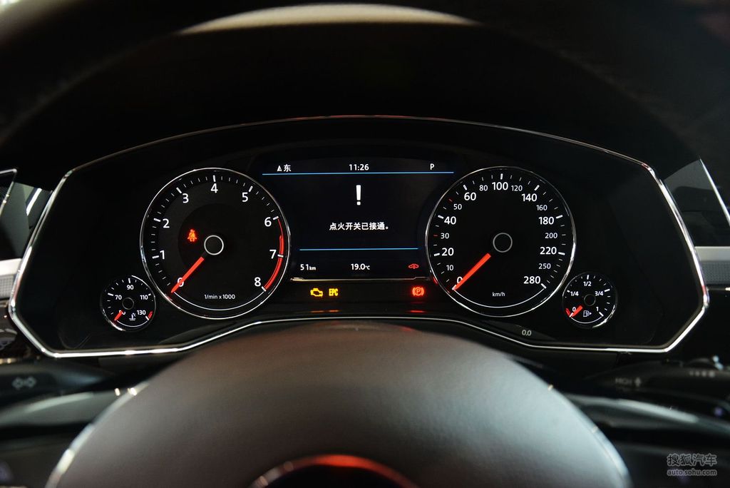 2016款大众辉昂 480 v6 四驱至尊版 - 仪表板提示:支持键盘翻页 ←左