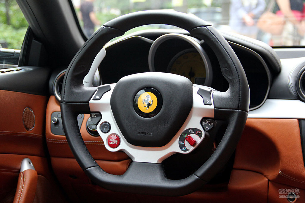 法拉利四座四驱跑车ff详尽实拍方向盘