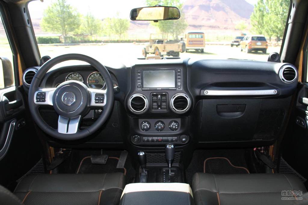 支持键盘翻页 ←左 右→外观(914)内饰(680)空间(8)底盘/动力(213)