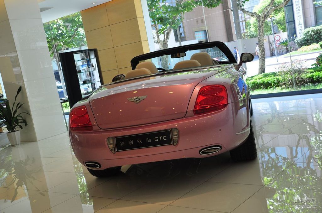 搜狐汽车>图库>宾利>宾利>欧陆组图>2011款宾利欧陆gtcromance粉色版