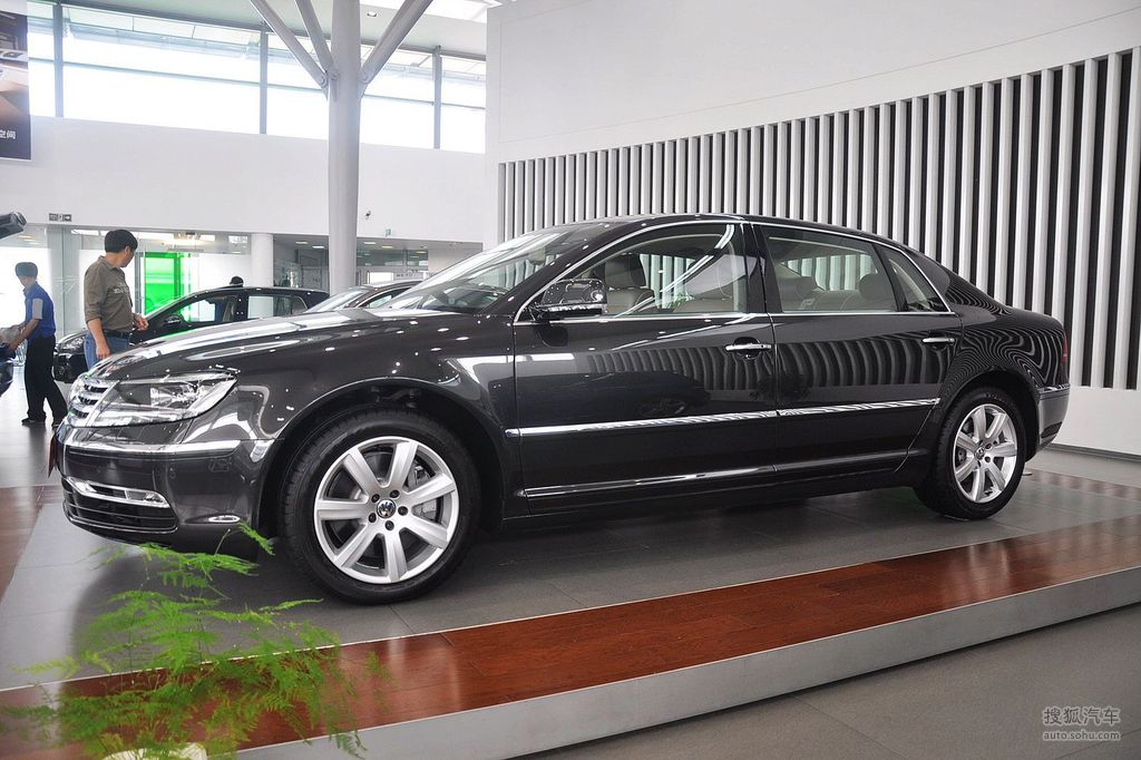 2011款大众辉腾v65座exclusive版正侧