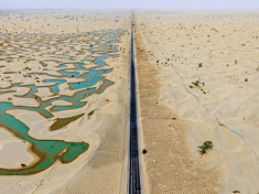 《绿染沙海》这里，河流与沙漠博弈，生命与荒芜对话，每一处水湾、每一株胡杨，都是大漠里不朽的诗行，诉说着和田河在死亡之海铸就的生命奇迹。草方格在沙丘上织出经纬，梭梭树的根系在地下悄悄编织绿色的网。2025.8.25.拍摄于新疆 和田地区#热爱依燃