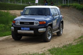   2011款丰田FJ酷路泽场地体验