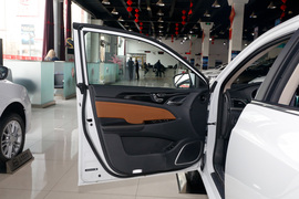 2018款比亚迪秦EV450 智联尊尚型