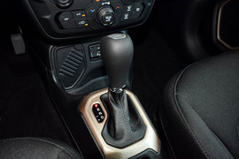   2018款Jeep自由侠 互联大屏版 180T 自动高能版