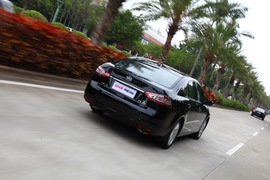   2014款奔腾B90 1.8T尊贵型试驾实拍