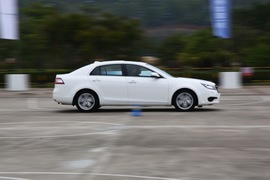   2014款奔腾B90 1.8T尊贵型试驾实拍