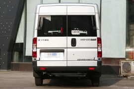   2020款 东风御风 V9 2.5T物流车长轴中顶7座国V ZD25
