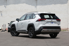   2022款丰田RAV4荣放 2.0L CVT四驱尊贵版