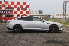   2022款哪吒S 纯电 715km 后驱大版