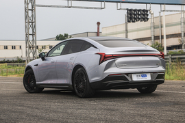   2022款哪吒S 纯电 715km 后驱大版