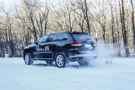  2015款Jeep大切诺基尊悦版冰雪试驾实拍