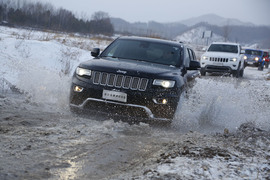   2015款Jeep大切诺基尊悦版冰雪试驾实拍