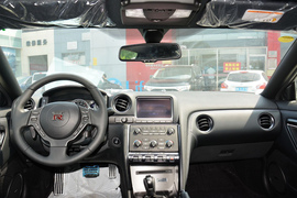   2015款日产GT-R 3.8T动感酷黑内饰版