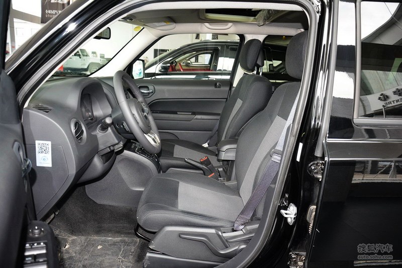 【 jeep自由客图片】_2015款 2.0l运动版_深色内饰_内饰_搜狐汽车网