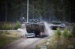 汽车不能挡路 挪威陆军坦克狂野碾压小汽车