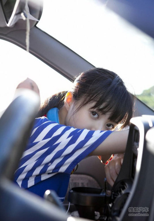 汽车妹凭红色内衣爆乳照走红 童颜巨乳惹人怜爱(13313