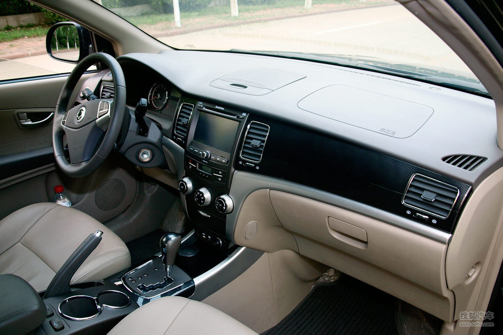 0l 汽油两驱自动豪华导航版内饰深色内饰高清图片t2411979】_双龙高清