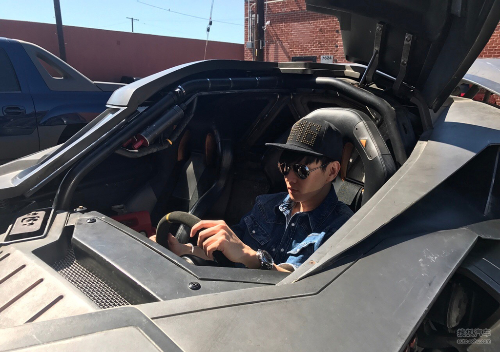 林俊杰晒千万蝙蝠车网友要去打仗