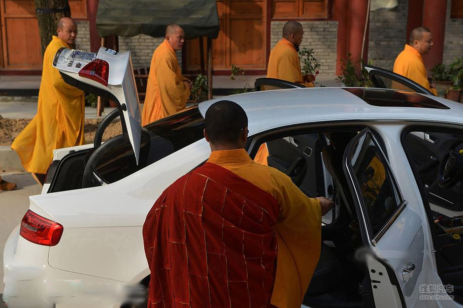 出家人清苦?那是过去!盘点和尚开豪车/为汽车开光捞金