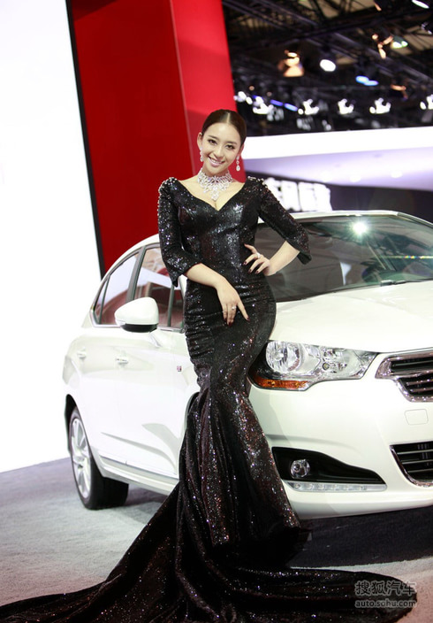 嫩模曹阳身着长裙征战上海车展