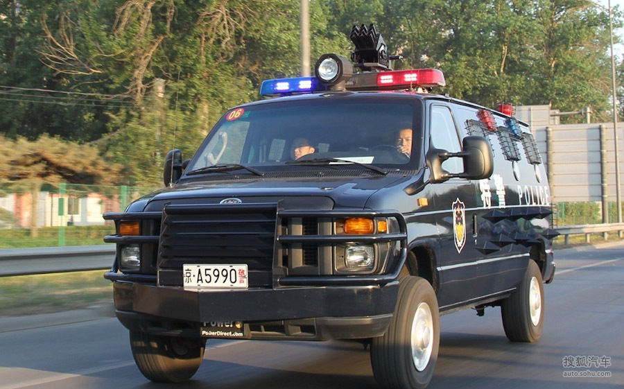 特警用车霸气外露北京市公安局特种车辆演练